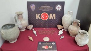 İzmir'de 2 araçta çok sayıda tarihi eser ele geçirildi