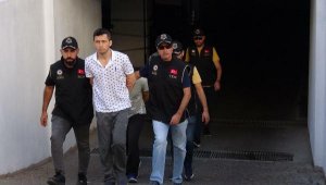 İzmir'de 3 eski üsteğmen, sahte kimlikle 'gaybubet evi'nde yakalandı