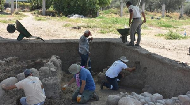 İzmir'de 5 bin yıllık mermer idol bulundu