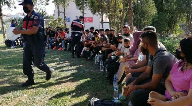İzmir'de 855 kaçak göçmen yakalandı, 2 organizatör tutuklandı
