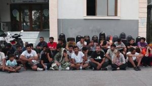 İzmir'de 98 göçmen kurtarıldı, 3 kişi gözaltında