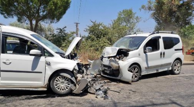 İzmir'de hafif ticari araçlar çarpıştı: 10 yaralı