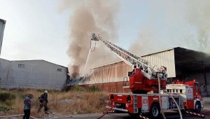 İzmir'de, plastik fabrikasında yangın