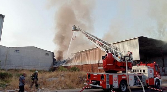 İzmir'de, plastik fabrikasında yangın