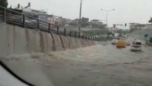İzmir'de sağanak; dere taştı, yollar göle döndü