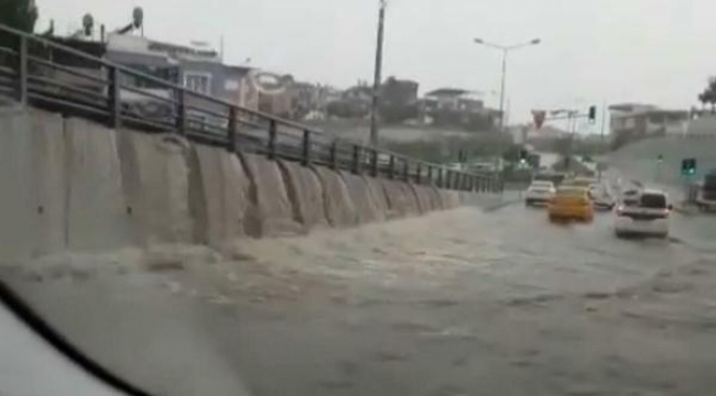 İzmir'de sağanak; dere taştı, yollar göle döndü