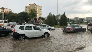 Sağanak İzmir'i etkisi altına aldı