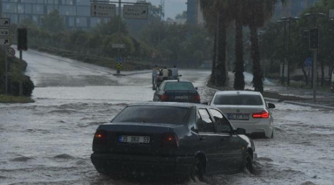 İzmir'de sağanak nedeniyle cadde ve sokaklar göle döndü