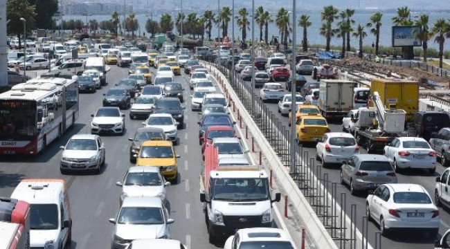 İzmir'de trafiğe kayıtlı araç sayısı arttı