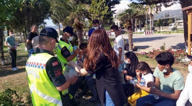 İzmir'de 'yasa dışı geçiş' operasyonlarında 446 kaçak göçmen yakalandı