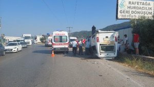İzmir'de yolcu minibüsü ile otomobil çarpıştı: 5 yaralı