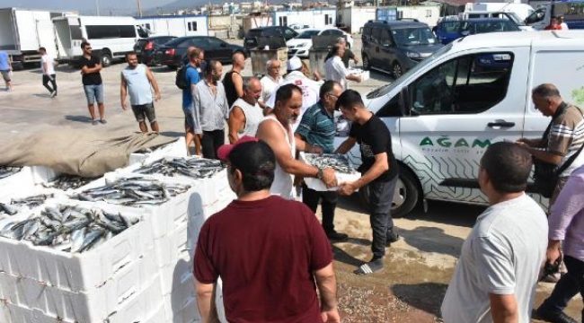 İzmirli balıkçılardan yeni av sezonu kutlaması; 500 kasa balık dağıtıldı