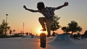 Karşıyaka'daki Bostanlı Paten Pisti gençlerin vazgeçilmezi oldu