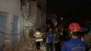 Kimsenin yaşamadığı eski bina gürültüyle çöktü