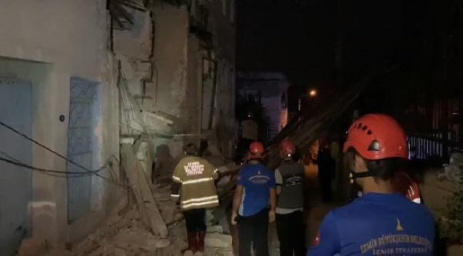 Kimsenin yaşamadığı eski bina gürültüyle çöktü