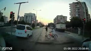 Kırmızı ışıkta geçen sürücüye tepki gösterdiler