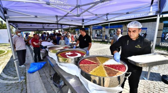 Konak Meydanı'nda çadırlar kuruldu, 12 bin kişiye aşure dağıtıldı
