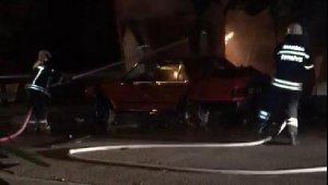 Konteynerde çıkan yangın iki otomobile sıçradı