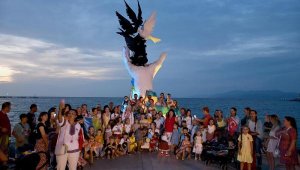 Kuşadası'na sığınan Ukraynalılar 'Bağımsızlık Günü' için bir araya geldi