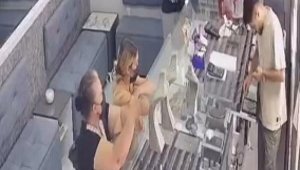 Kuyumcudan yüzük hırsızlığı kamerada