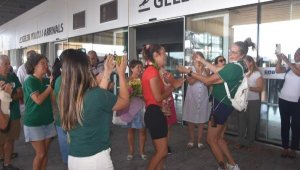 Manş'ı geçen en genç sporcu Aysu böyle karşılandı