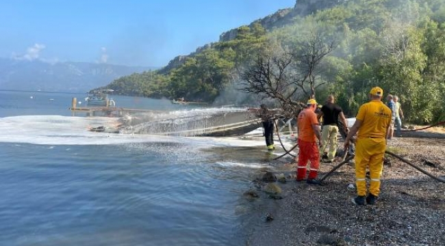 Marmaris'te sürat teknesi alev alev yandı 