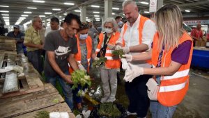 Menemen'de pazar yerlerindeki atıklar çiftçilere gübre oluyor