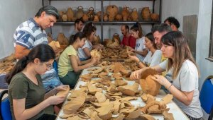 Metropolis'te ilk kez toplu halde amfora ve su testileri bulundu