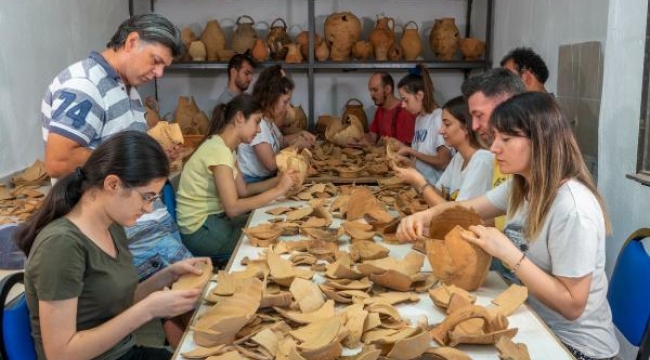 Metropolis'te ilk kez toplu halde amfora ve su testileri bulundu