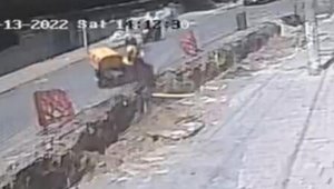 Motokurye kanala düştü