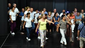 Muhtarlar İzmir'in kurtuluş yıl dönümü için tiyatro sahneleyecek