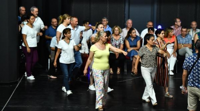 Muhtarlar İzmir'in kurtuluş yıl dönümü için tiyatro sahneleyecek