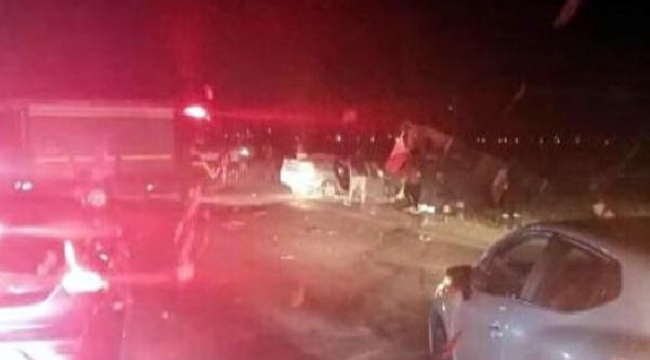 Otomobil, işçi servis minibüsüne çarptı: 17 yaralı