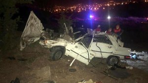 Otomobil, uçuruma yuvarlandı, 2 kişi öldü