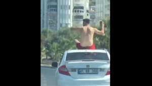 Otomobilin tavanında tehlikeli yolculuk 