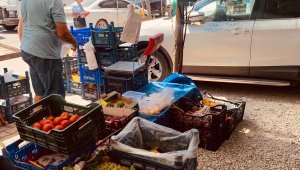 Pazar yeri girişine park edilen aracın kaportasına 'Biraz saygı' yazarak tepki gösterdi