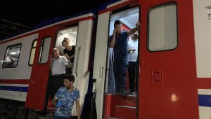 Raylardan karşıya geçerken trenin çarpmasıyla öldü