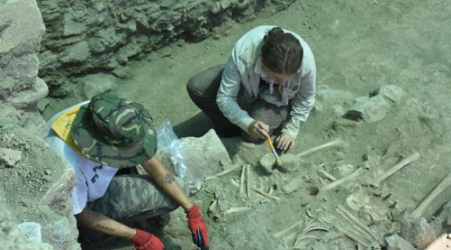 Selçuk'taki Ayasuluk tepesi kazılarında yeni iskeletler bulundu
