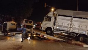 Süt kamyoneti ile canlı hayvan nakil aracı çarpıştı