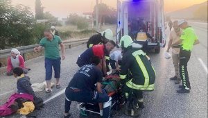 Traktöre kamyonet çarptı: 9'u işçi 11 kişi yaralandı