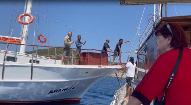 Tur teknesinin demirli tekneye çarptığı kaza kamerada