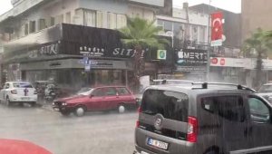 Turgutlu'da ev ve iş yerlerini su bastı