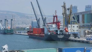Ukrayna'dan 11 bin 730 ton mısır taşıyan gemi, İzmir Alsancak Limanı'nda