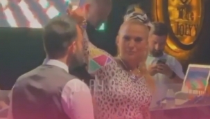 Ünlü şarkıcı, garsonun başına şampanya döktü