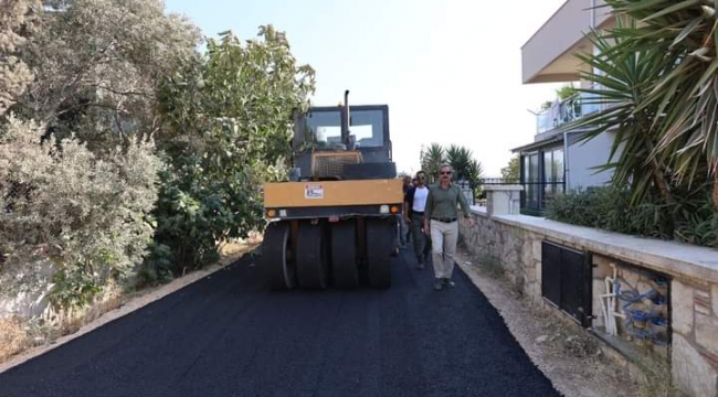 Urla Belediyesi, kaymakam eşliğinde ilçe sokaklarını asfaltlıyor