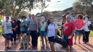 Urla Çeşmealtı'nda mahalleli kolları sıvadı, sahili temizledi 