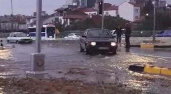 Uşak'ta sağanak, cadde ve sokakları su altında bıraktı