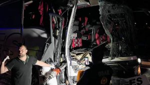 Uşak'ta yolcu otobüsü, TIR'a çarptı; 1 ölü, 39 yaralı