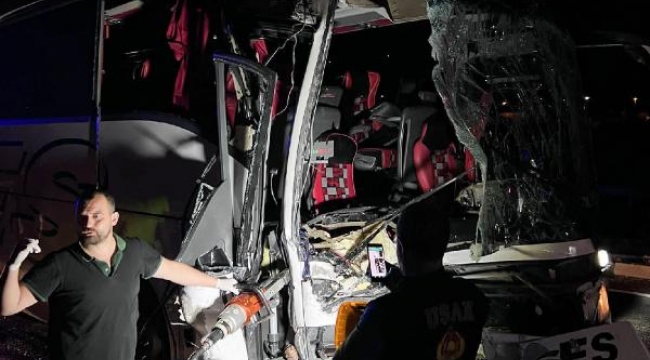 Uşak'ta yolcu otobüsü, TIR'a çarptı; 1 ölü, 39 yaralı