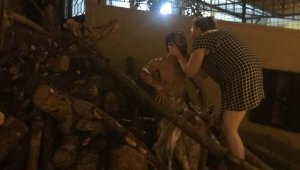 Üzerine düştüğü odun yığınını da tutuşturdu